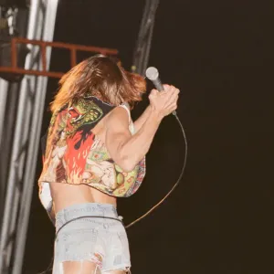 Iggy Pop (cantante estadounidense) actuando en el Festival de Rock de Reading, Little Johns Farm.
