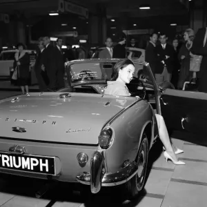 La mannequin indonésienne Mai Ling avec la nouvelle Triumph Spitfire 4 à l'exposition de voitures d'Earls Court.