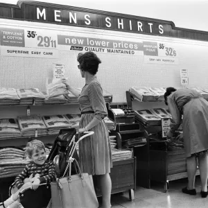 All'interno di una filiale di Marks & Spencer. 22 settembre 1966. All'interno di una filiale di Marks & Spencer. 22 settembre 1966.