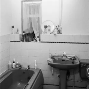 Vista interior de un baño en alojamiento en Clapham, Londres. 30 de octubre de 1986.