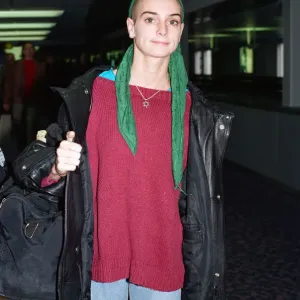 La cantante irlandesa Sinead O Connor llegando al Aeropuerto de Heathrow. 19 de octubre de 1992.