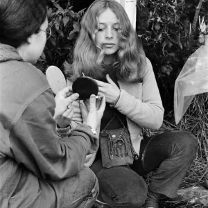 Festival d'île de Wight. Une fille qui peigne ses cheveux. De gauche à droite.