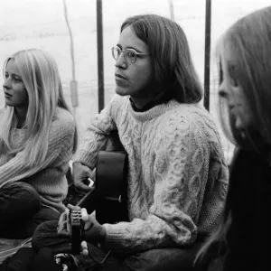Festival de l'île de Wight. Un groupe d'hippies dans une tente. 21 août 1970