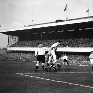 Ivor Broadis in action, Division 1 match Arsenal 5 -1 Sunderland. 11th November 1950