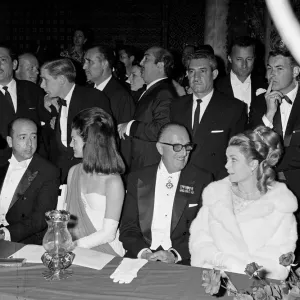 Jacqueline Kennedy et la princesse Grâce de Monaco assistent à un bal des débuts à Séville, en Espagne.
