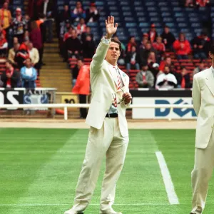 Jamie Redknapp (izquierda) saluda a la multitud mientras Ian Rush observa durante el partido previo.