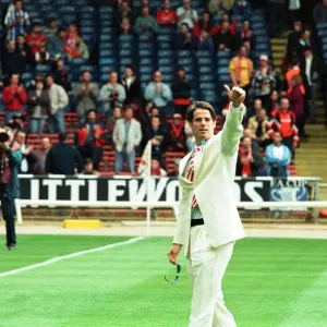 Jamie Redknapp hace una señal de saludo a la multitud durante las celebraciones previas al partido en Wembley.