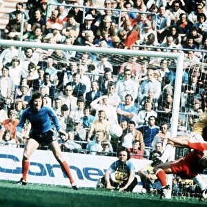 Jan Tomaszewski watches Musial tackling Valdomiro in World Cup 1974 Poland 1