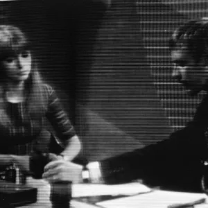 Jane Asher sul programma televisivo di Simon Dee dopo aver annunciato che si è separata con. Jane Asher sul programma televisivo di Simon Dee dopo aver annunciato che si è separata con.