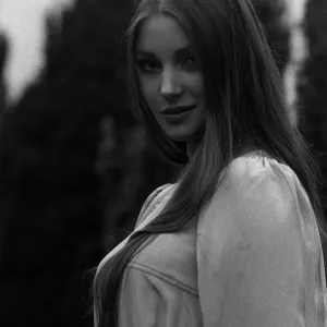Jane Seymour at Pinewood Studios Print (1973)