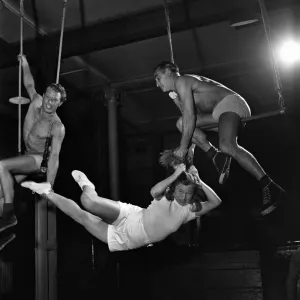 Janette Gay, eine Stunt-Dame im Film, übt sich an Hartausübungen in einem Londonturm