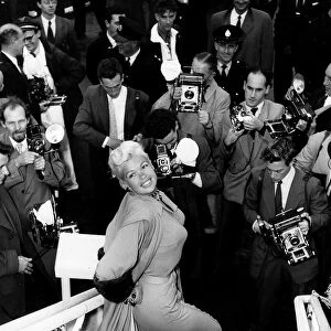Jayne Mansfield Actress arriving at London Airport DBase MSI
