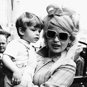 Jayne Mansfield carrying son Antonio 1967