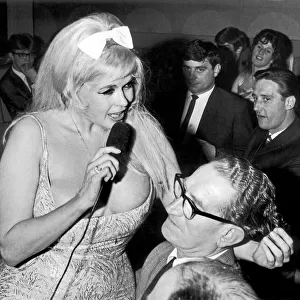 Jayne Mansfield singing in London club 1967