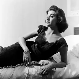 Jean Newington, the model from Australia, who is going to Doncaster to see if she can Jean Newington, the model from Australia, who is going to Doncaster to see if she can