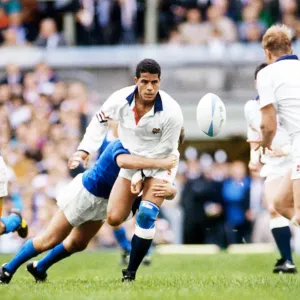 Jeremy Guscott plays with his England team against Italy in the Rugby World Cup 1991