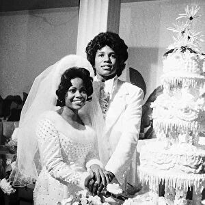 Jermaine Jackson Singer and wife Hazel cutting wedding cake Dbase MSI