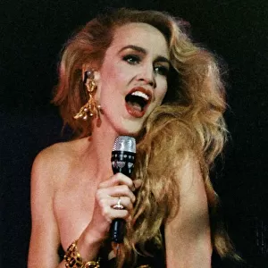 Jerry Hall actress and model singing during The Wall pop concert in Berlin Dbase