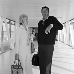 Jerry Lewis è arrivato oggi all'aeroporto di Heathrow da New York con la moglie Patti.