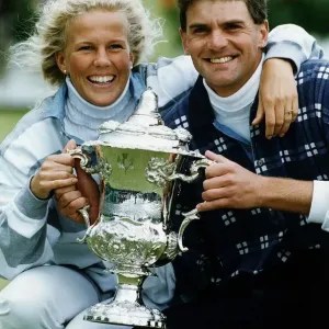 Jesper Parnevik e donna non identificata che tiene in alto il trofeo golf.