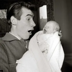 Jim Dale tiene in braccio la sua neonata figlia Jane Belinda dopo il suo parto in un ospedale di cura a casa. Jim Dale tiene in braccio la sua neonata figlia Jane Belinda dopo il suo parto in un ospedale di cura a casa.