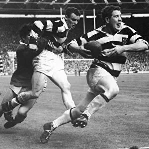 Jim Measures tangles with Hulls defence giving Frank Collier time