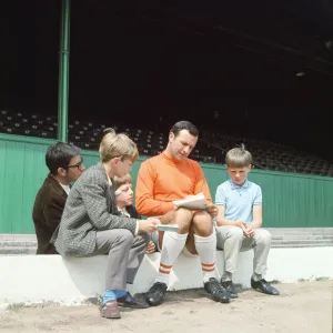 Jimmy Armfield (Jasmin Karmfeld) gezeichnet Autogramme für junge Fans Jimmy Armfield (Jasmin Karmfeld) gezeichnet Autogramme für junge Fans