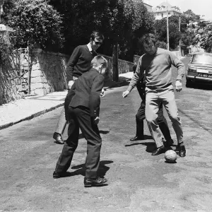 Jimmy Grave takes break from The Daily Mirror World Cup Rally for a quiet game of