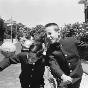 Jimmy Greaves prend un break de The Daily Mirror World Cup Rally pour une partie calme de. Jimmy Greaves prend un break de The Daily Mirror World Cup Rally pour une partie calme de.