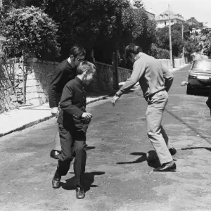 Jimmy Greaves takes break from The Daily Mirror World Cup Rally for a quiet game of