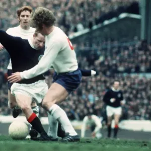Jimmy Johnstone d'Ecosse se bat pour le contrôle du ballon avec Alan Ball de l'Angleterre. Jimmy Johnstone d'Ecosse se bat pour le contrôle du ballon avec Alan Ball de l'Angleterre.