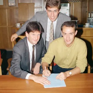 Jimmy Quinn signing for Reading Football Club. July 1992 Jimmy Quinn signing for Reading Football Club. July 1992