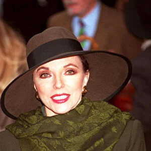 JOAN COLLINS AT LORD OLIVIER MEMORIAL SERVICE AT WESTMINSTER ABBEY, LONDON - 20 / 10 / 1989
