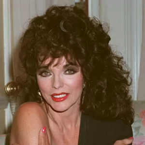JOAN COLLINS IN PHOTOCAL 13 / 06 / 1989