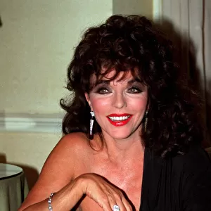 JOAN COLLINS IN PHOTOCALL 13 / 06 / 1989