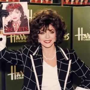 Joan Collins en la firma de su libro Joan Collins en la firma de su libro