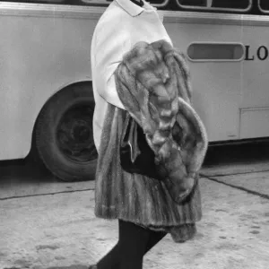 Joan Plowright carrying fur coat at Heathrow Airport - 24 / 02 / 1962 Joan Plowright carrying fur coat at Heathrow Airport - 24 / 02 / 1962
