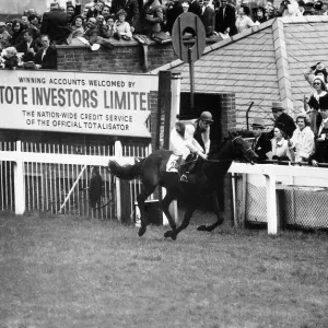 Jockey Scobie Breasley on racehorse Santa Claus wins the Epsom Derby from Indiana Jockey Scobie Breasley on racehorse Santa Claus wins the Epsom Derby from Indiana