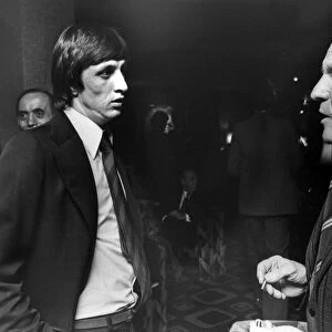 Johan Cruyff and Bill Shankly chat at Liverpools Holiday Inn. 13th April 1976