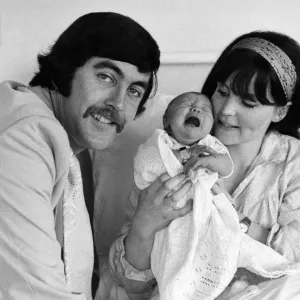 John Alderton et Pauline Collins avec le bébé Catherine Bridie âgé de deux jours lors d'une visite de la sage-femme. John Alderton et Pauline Collins avec le bébé Catherine Bridie âgé de deux jours lors d'une visite de la sage-femme.