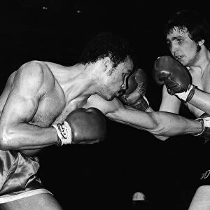 John Conteh connects with Les stevens during fight