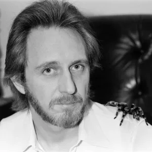 John Entwistle, bassiste de guitare du groupe rock britannique The Who avec sa tarantule domestique Doris.