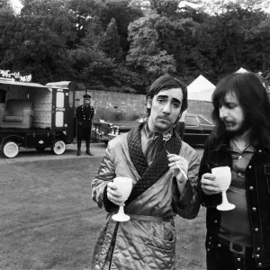 John Entwistle et Keith Moon du groupe de rock The Who montrent leurs nouvelles voitures.