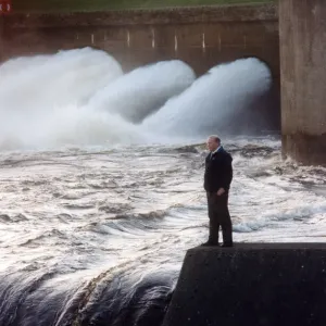 John Lackenby, gestionnaire de l'eau de Kielder et les 30 tonnes par seconde d'eau libérées.