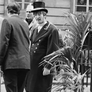 John Lennon interpreta el papel de un comisario de club en esta fotografía de rodaje del 27.