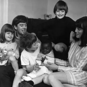John Mayall de John Mayall & les Bluesbreakers avec son épouse Pamela et leurs enfants Tracey. John Mayall de John Mayall & les Bluesbreakers avec son épouse Pamela et leurs enfants Tracey.
