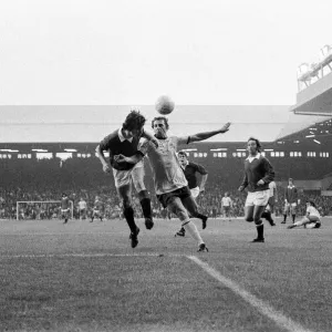 John Radford (à droite) d'Arsenal est battu à la balle par un défenseur de Manchester United. John Radford (à droite) d'Arsenal est battu à la balle par un défenseur de Manchester United.