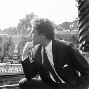 John Richardson, actor, llamada de prensa para presentarlo como protagonista en la nueva película de 1965 SHE.