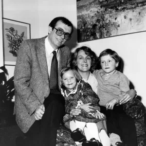 John Sewel, avec sa femme Rosemary et leurs deux enfants. Mars 1983. John Sewel, avec sa femme Rosemary et leurs deux enfants. Mars 1983.