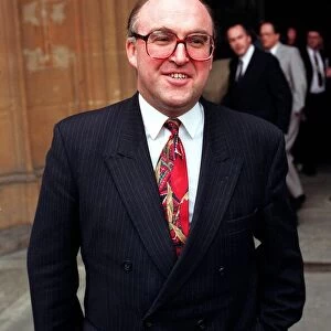 JOHN SMITH STANDING OUTSIDE HOUSES OF PARLIAMENT 15 / 04 / 1992